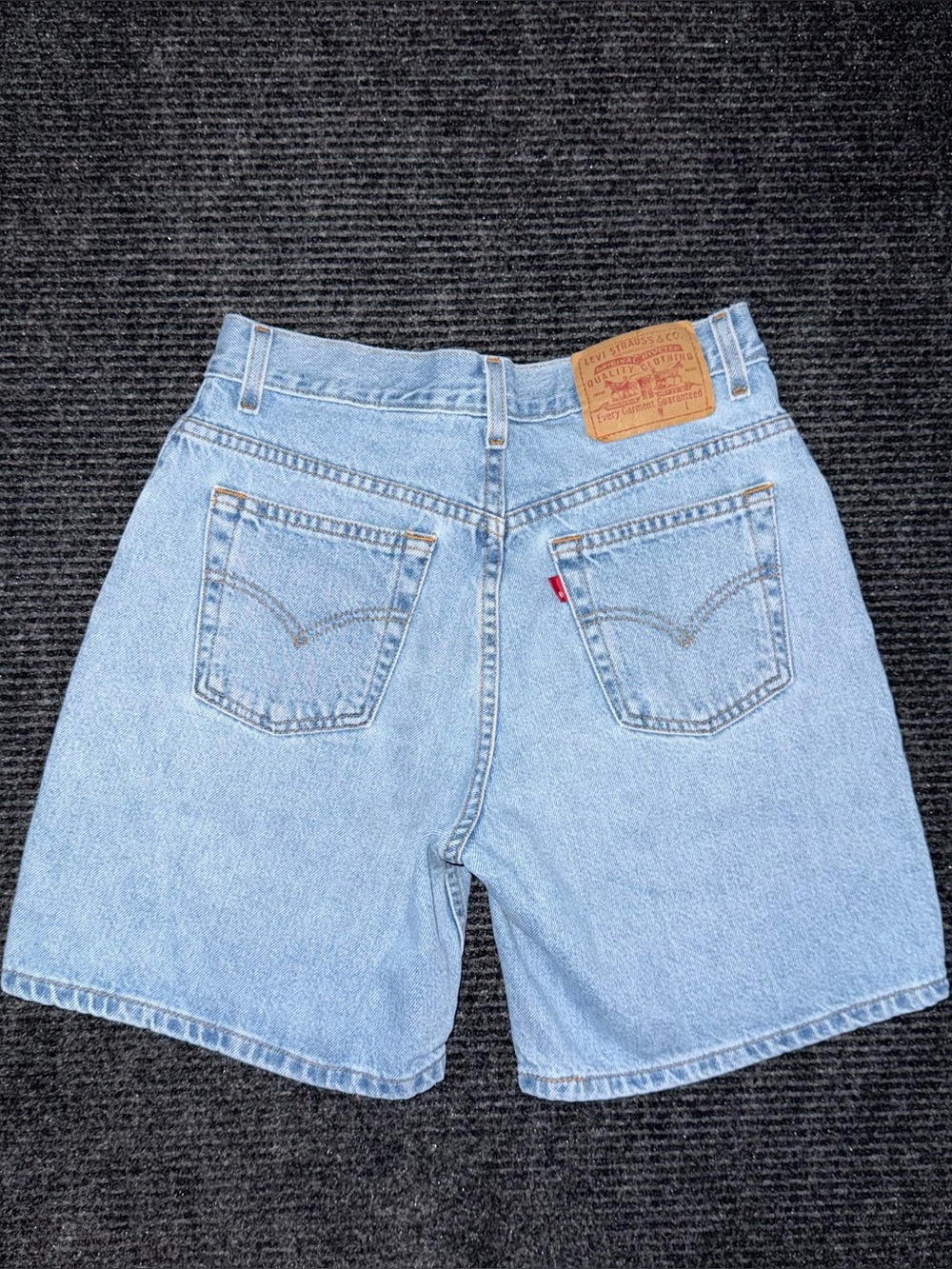 Vintage 90s Levi’s Relaxed Fit Mid Thigh Denim Shorts Sz 27 x 6.5 High Waisted